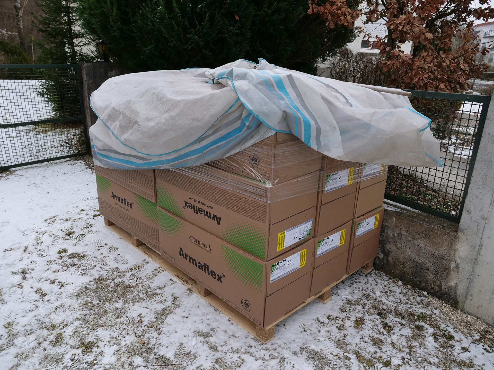 Das Isoliermaterial war recht viel - und kam daher auf einer Palette